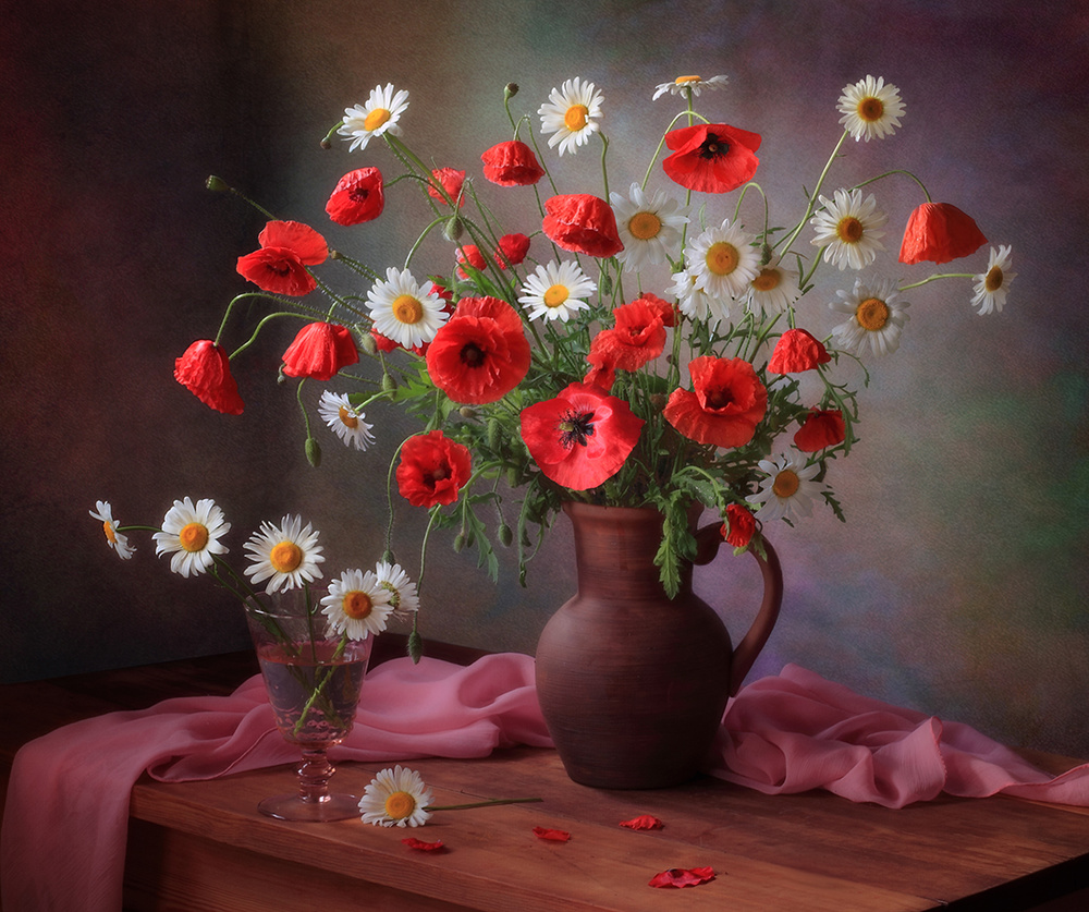 Still life with a bouquet of poppies and chamomile von Tatyana Skorokhod