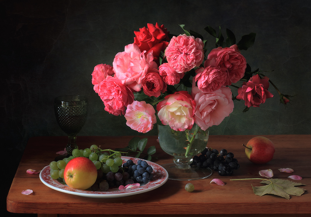 Still life with a bouquet of roses and fruits von Tatyana Skorokhod