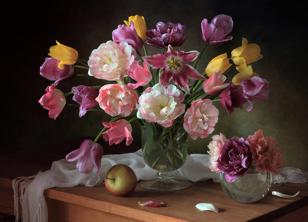 Still life with a bouquet of tulips von Tatyana Skorokhod