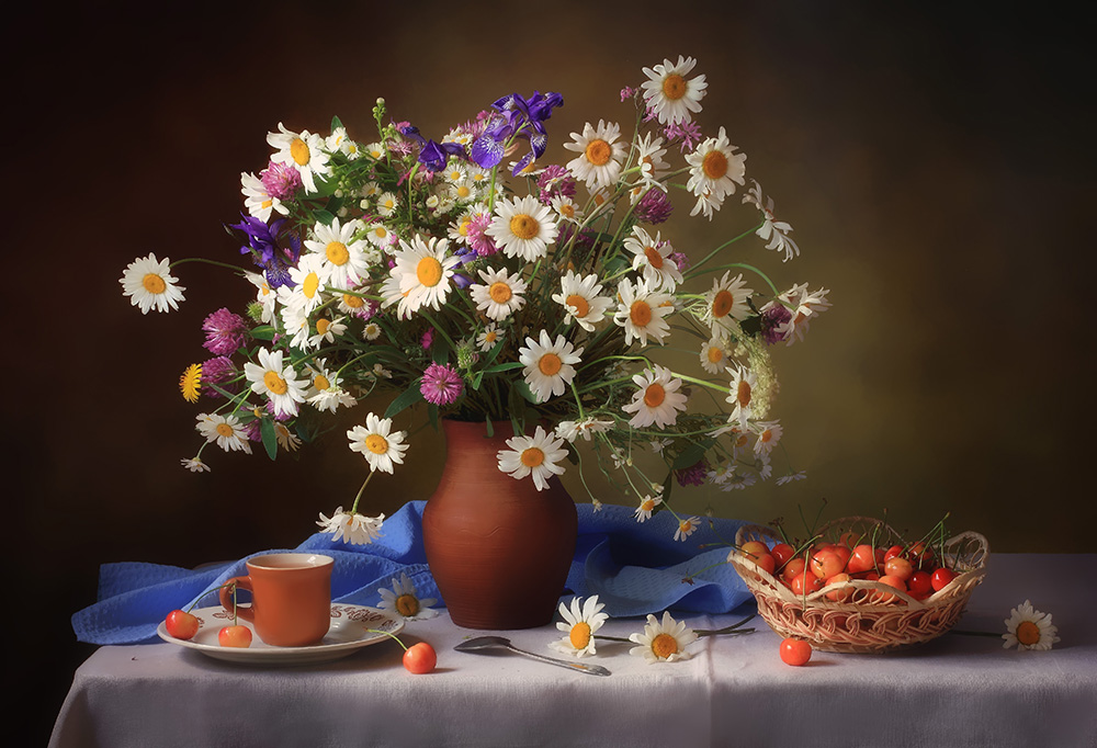 Still life with daisies and cherries von Tatyana Skorokhod