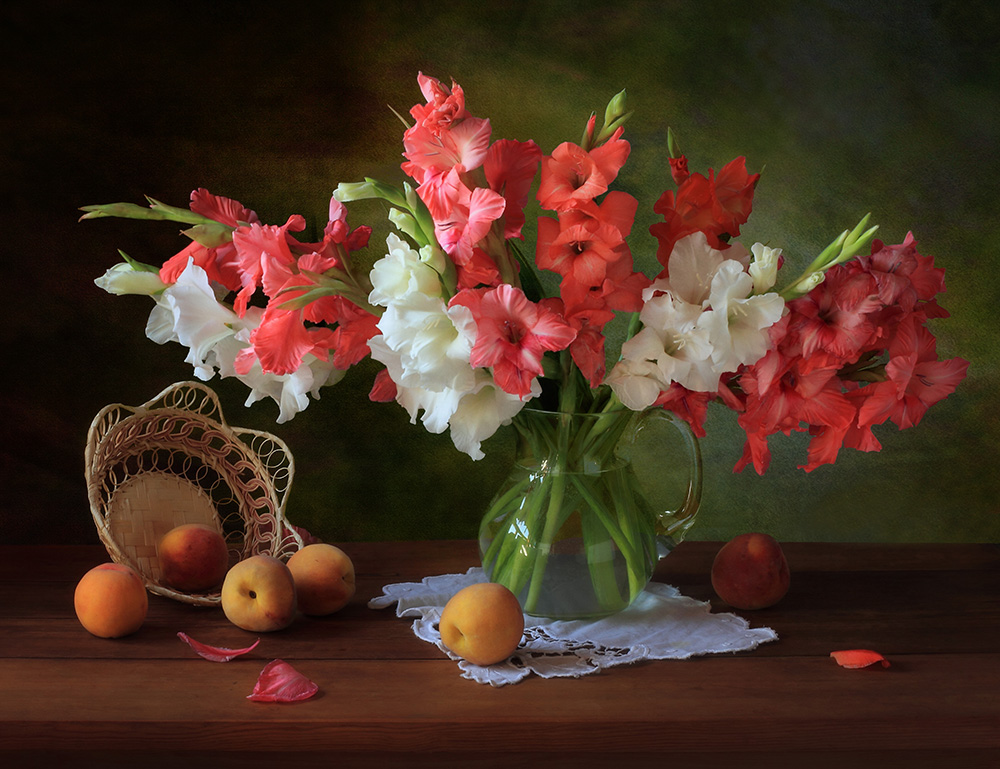 Still life with gladioli and peaches von Tatyana Skorokhod