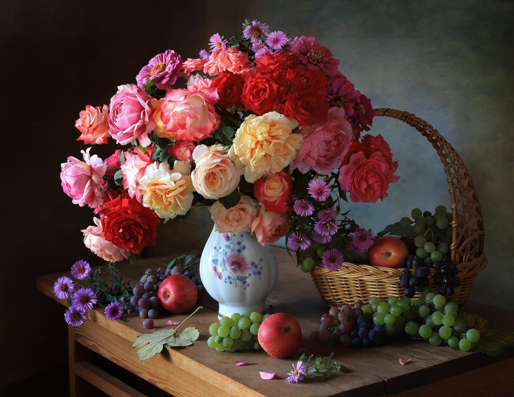 Still life with autumn roses and grapes von Tatyana Skorokhod