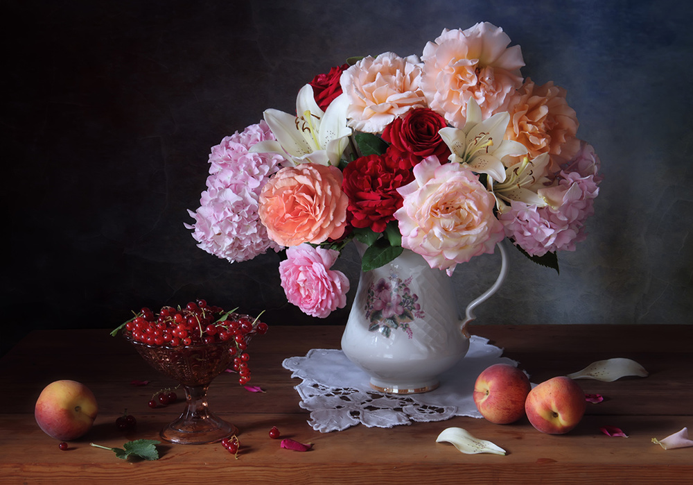 Still life with roses and berries von Tatyana Skorokhod