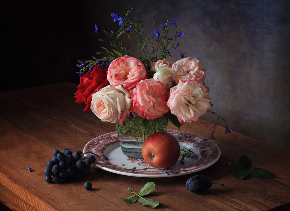 Still life with roses and grapes von Tatyana Skorokhod