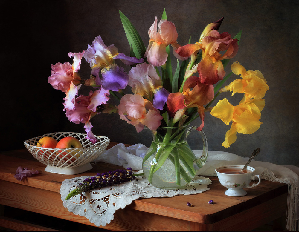 Still life with irises and apples von Tatyana Skorokhod