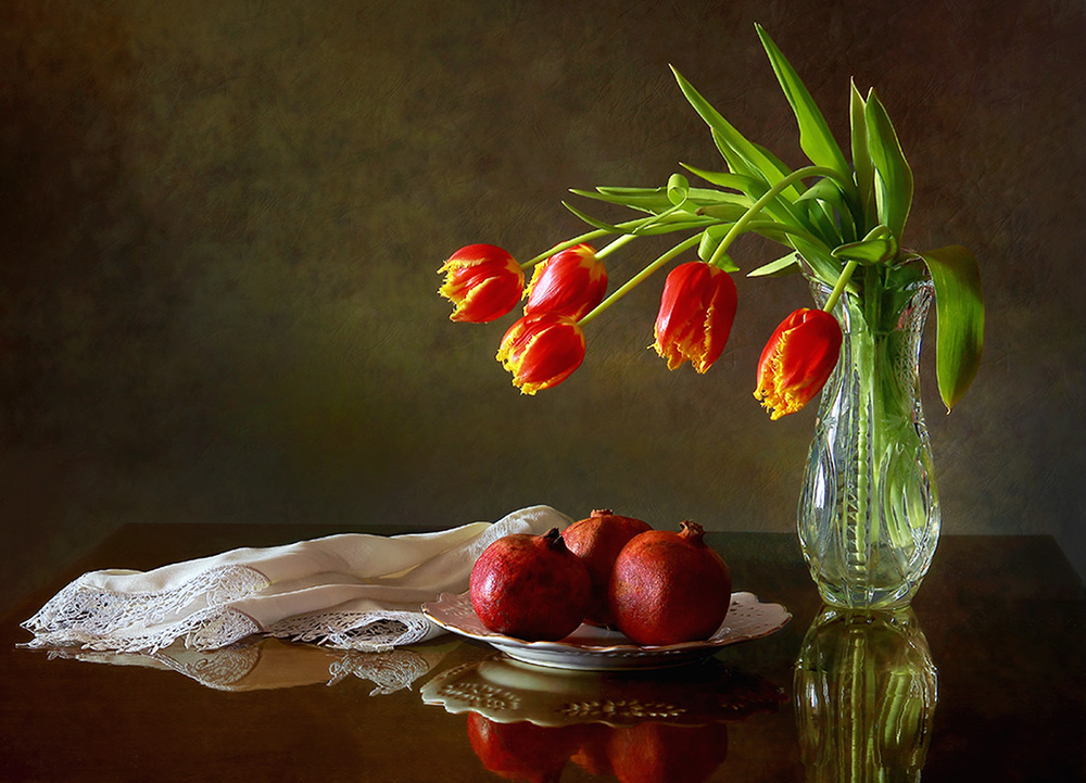 Still life with tulips and pomegranates von Tatyana Skorokhod