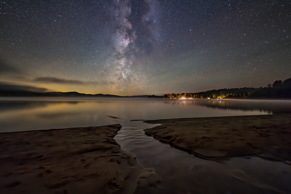 Milky Way over the Lake von Tengyu Cai