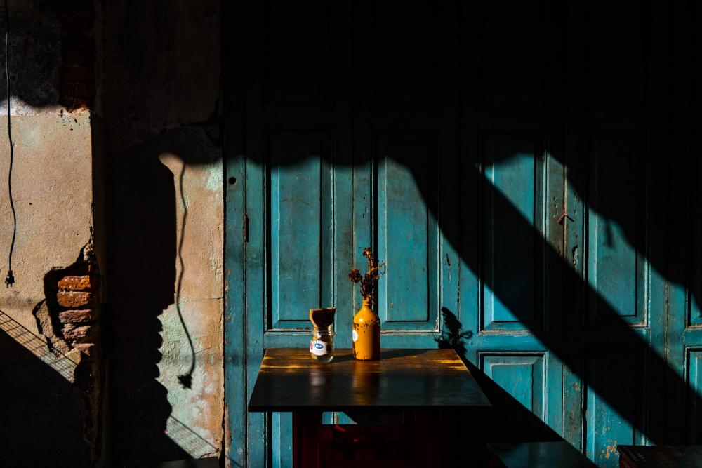 Empty table at cafeteria on the street side von Tepsarit Lantharntong