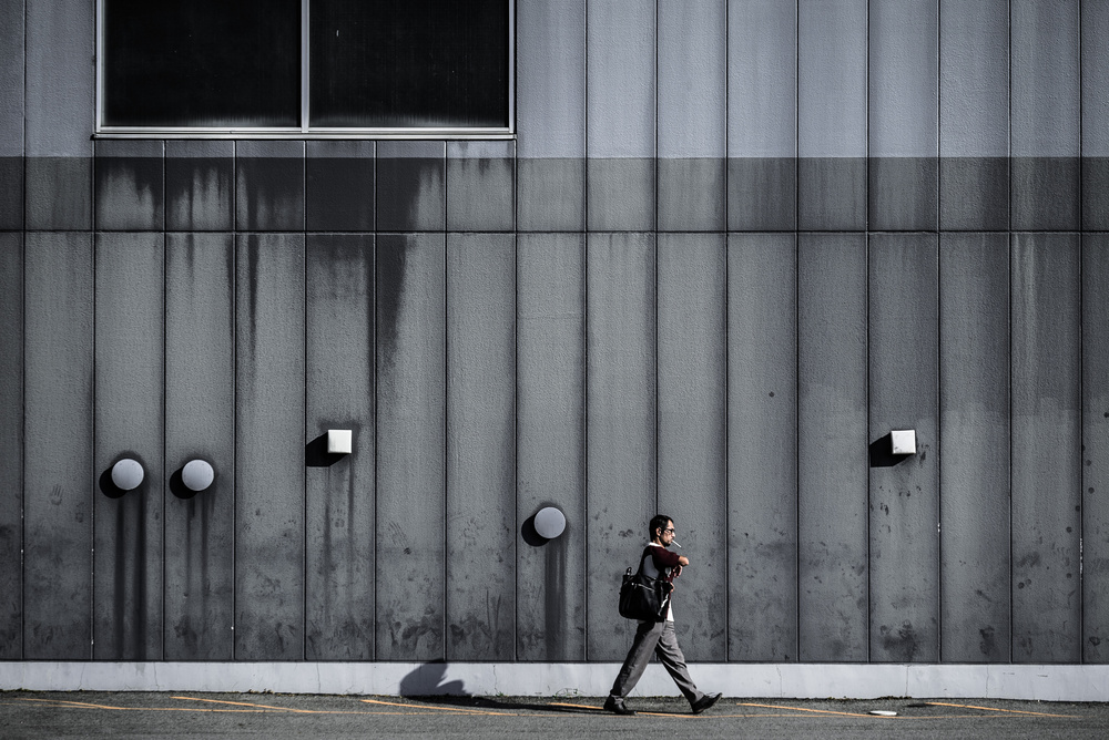 Smoking while walking von Tetsuya Hashimoto