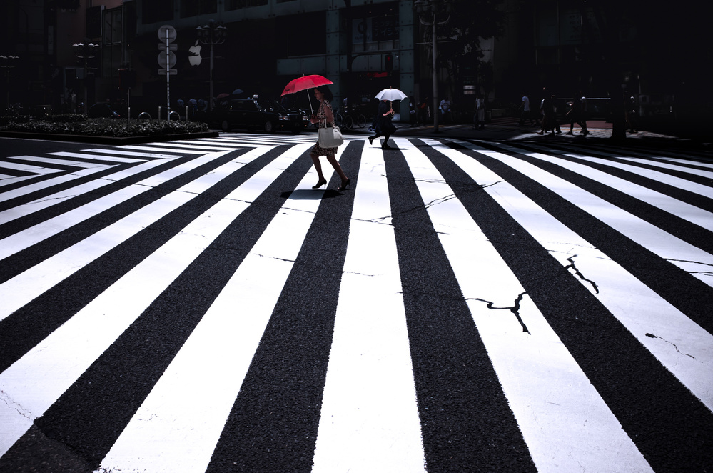 Red and white parasols von Tetsuya Hashimoto