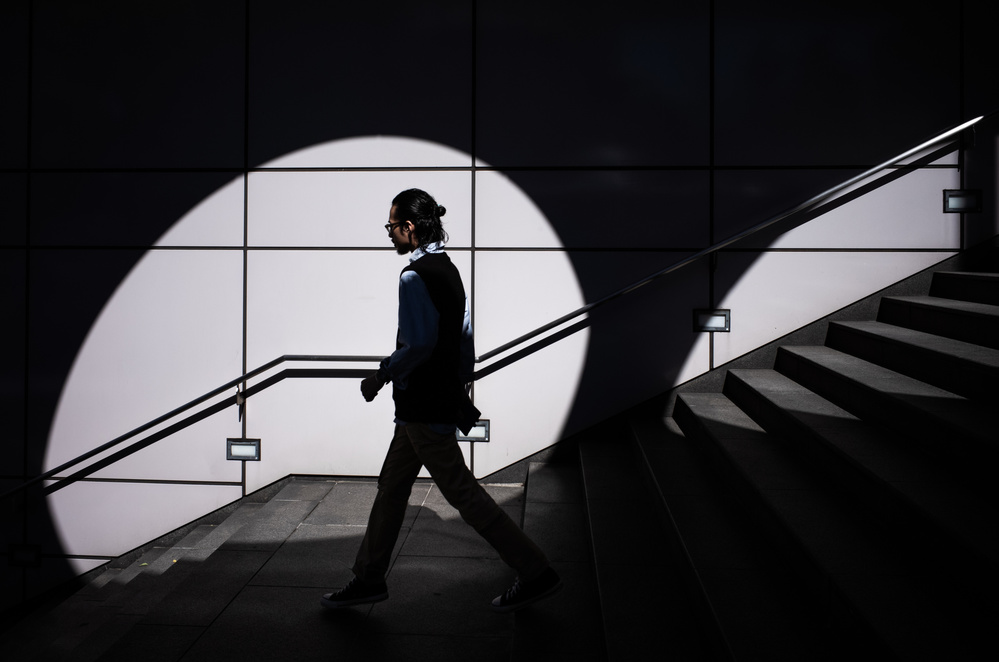 Spotlights on the stairs von Tetsuya Hashimoto