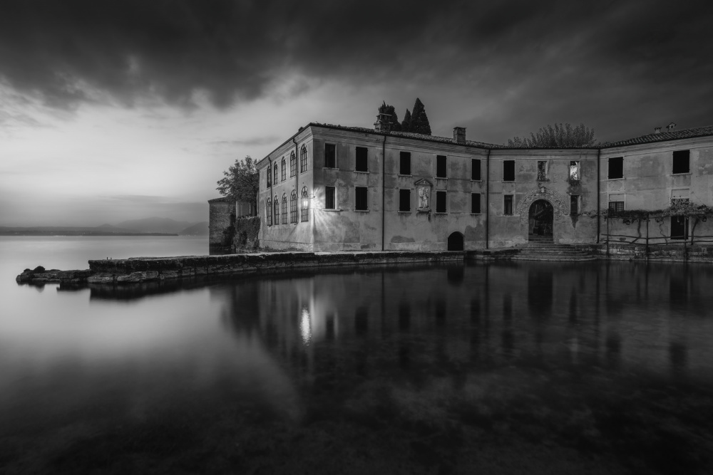 Behind the Curtains of Night von Thomas de Franzoni