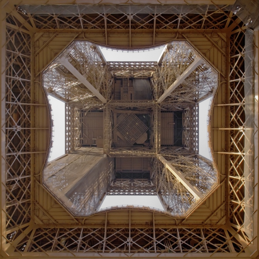 Under The Tower von Thomas LENNE