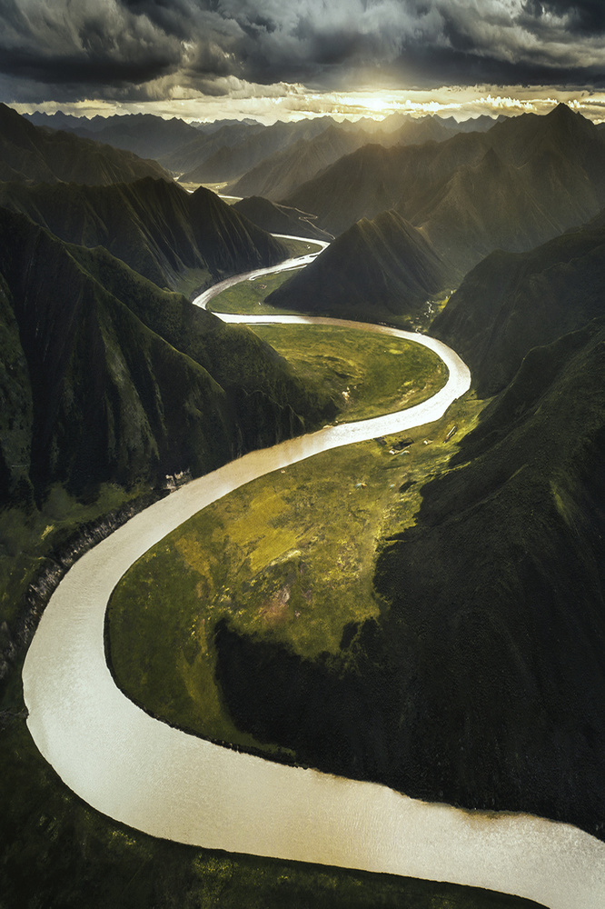 Sleeping dragon in the valley von TIANQI