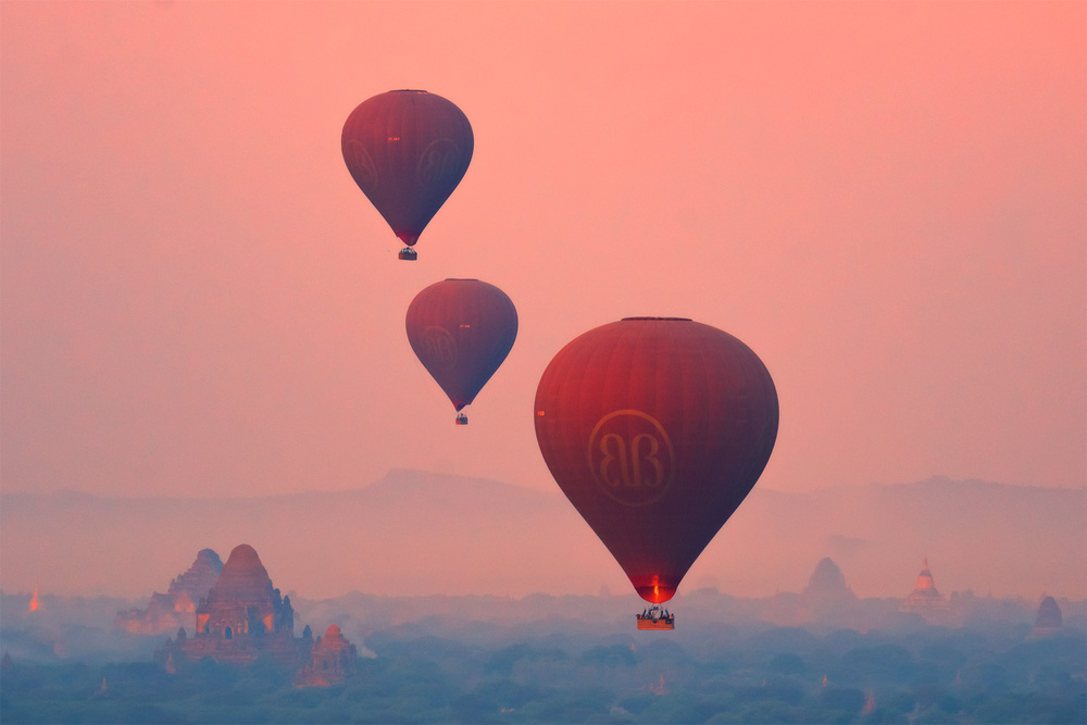 They are to attempt to be the first to circle the Earth non-stop by balloon von TIANQI