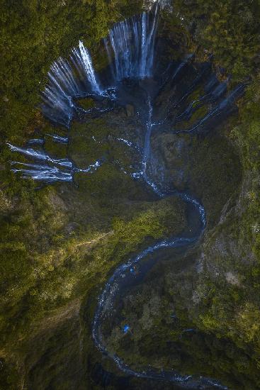 Vertical waterfall