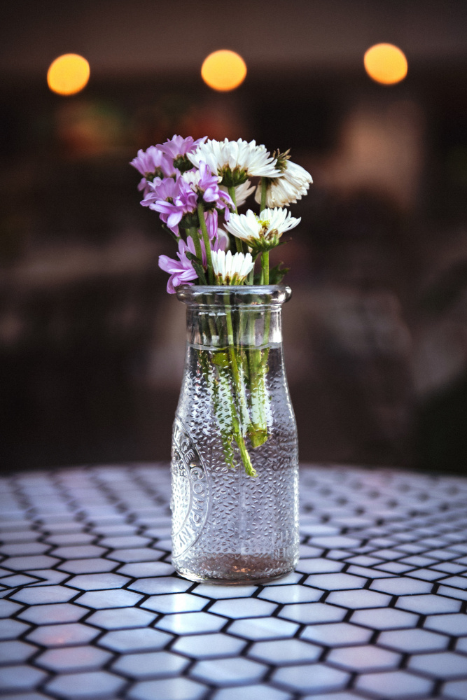 Flowers on Table von Tim Mossholder