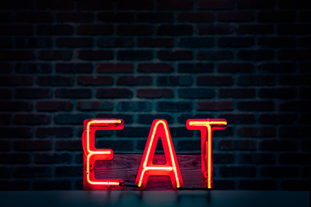 Eat in Neon von Tim Mossholder