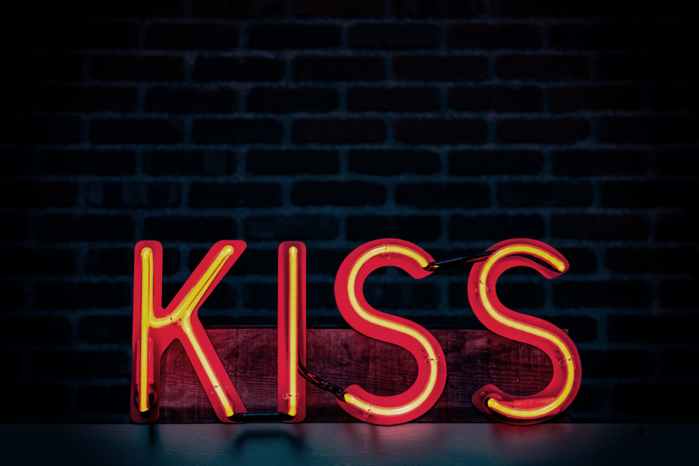 Kiss in Neon von Tim Mossholder