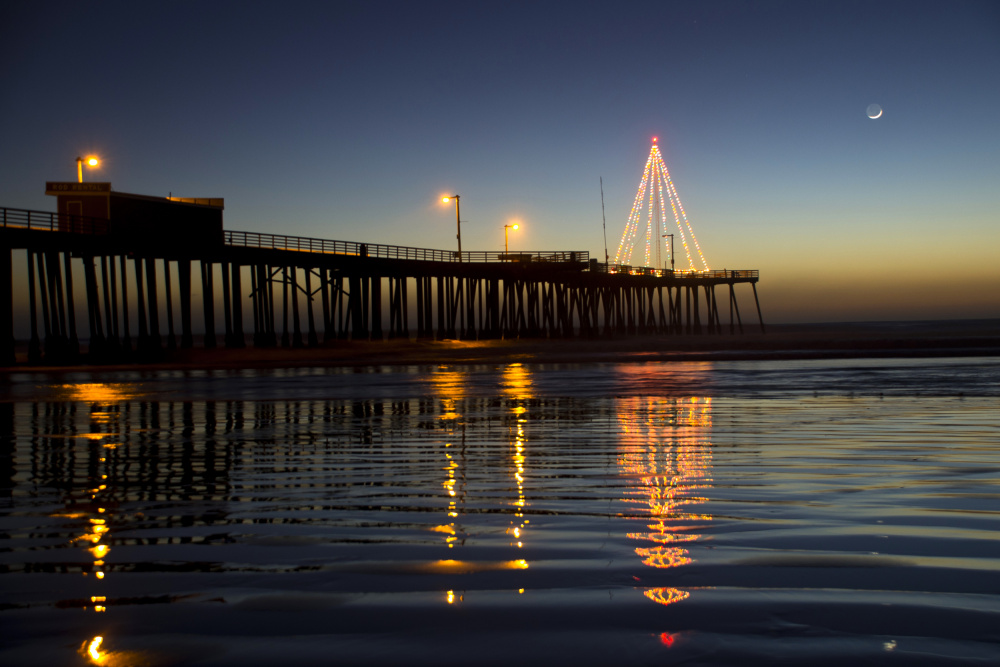 Christmas at Pismo Beach von Tim Mossholder