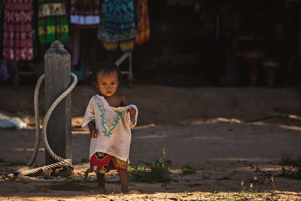 Angkor Wat Child von Timothy Lima