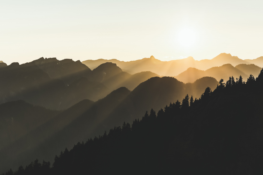 Sunset sun rays over the mountains von Tomomi Yamada