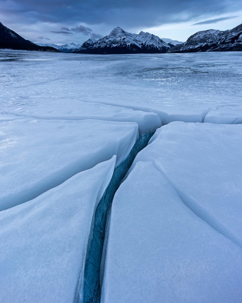 Frozen lake crevice von Tomomi Yamada