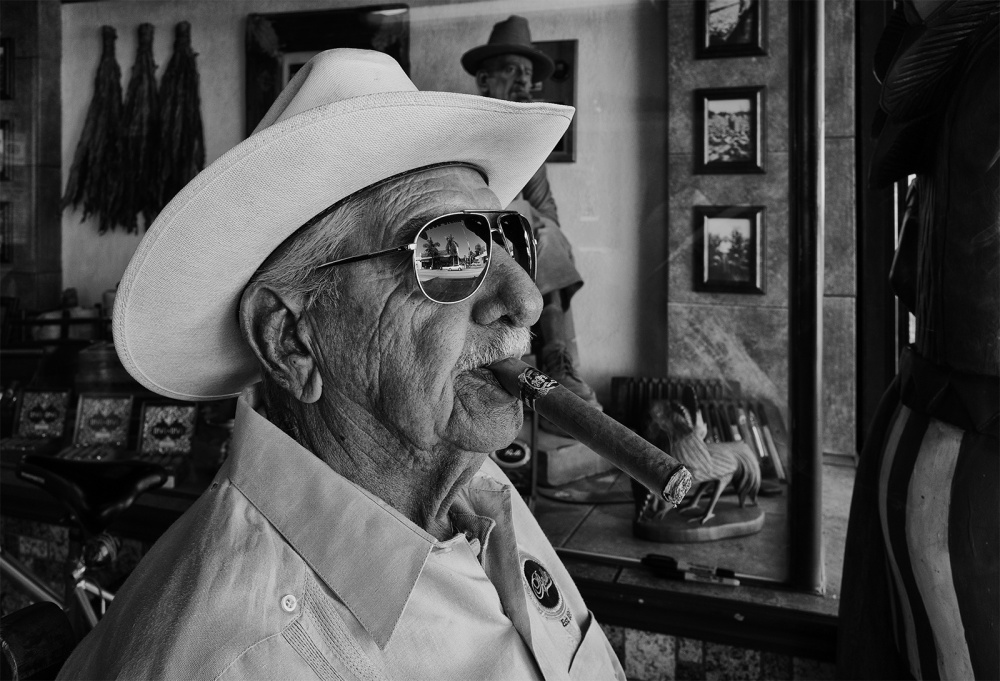 Homme avec cigare von Tony Liviero