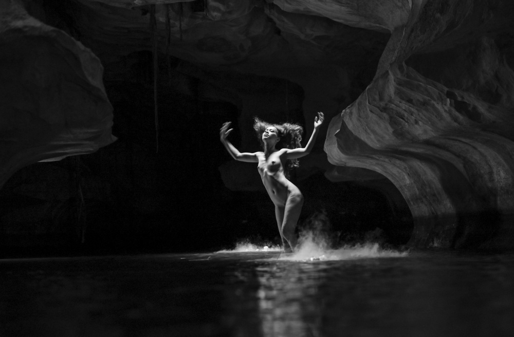 Women in cave von Tran Van Truong