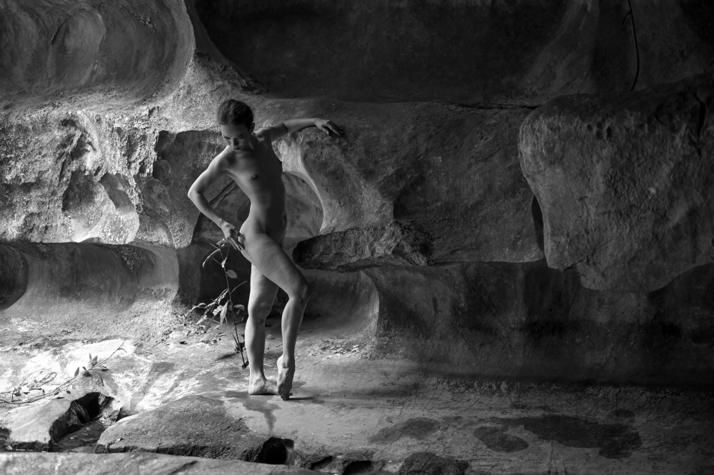 Women in cave von Tran Van Truong