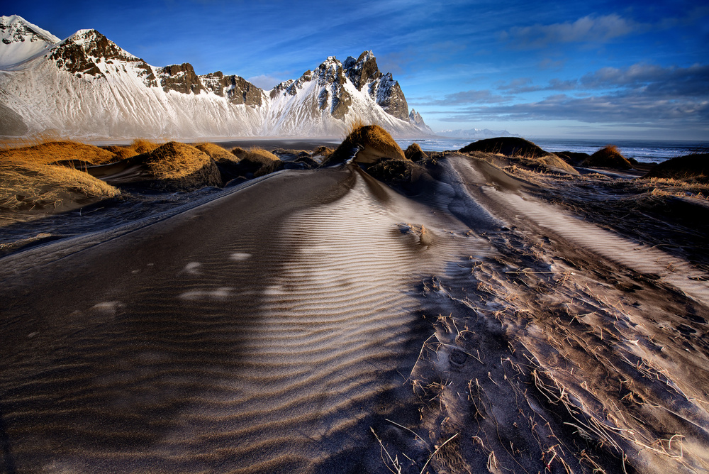 Frosted dunes and shattered peaks von Trevor Cole