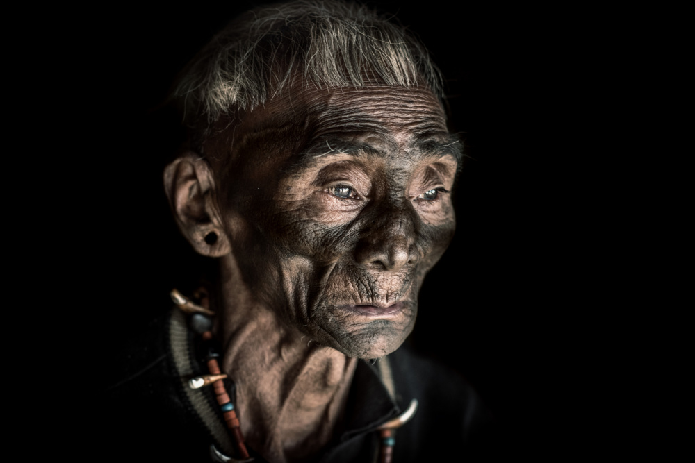 The tattooed face of a Konyak man von Trevor Cole