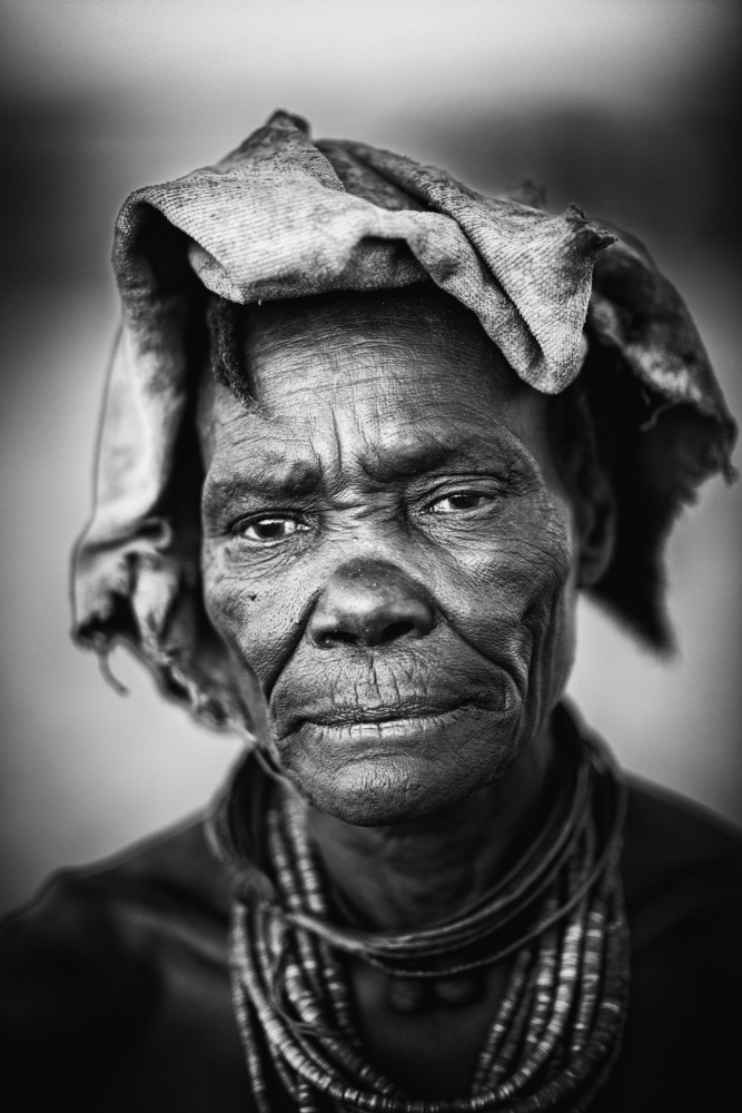 Himba matriarch von Trevor Cole