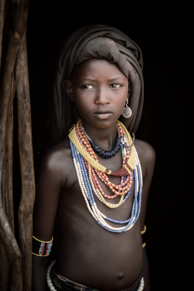 Young girl of the Arbore von Trevor Cole