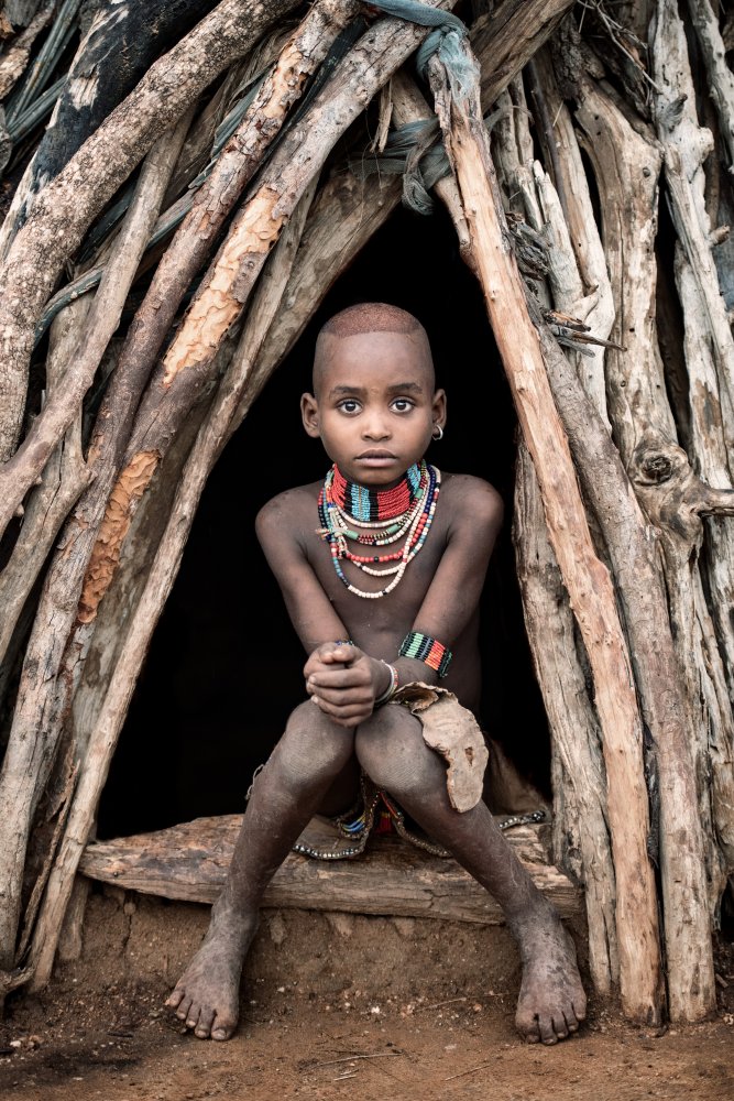 Young girl of the Hamar von Trevor Cole