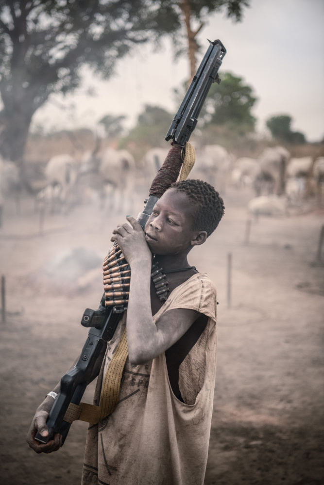 Mundari boy with PKM von Trevor Cole