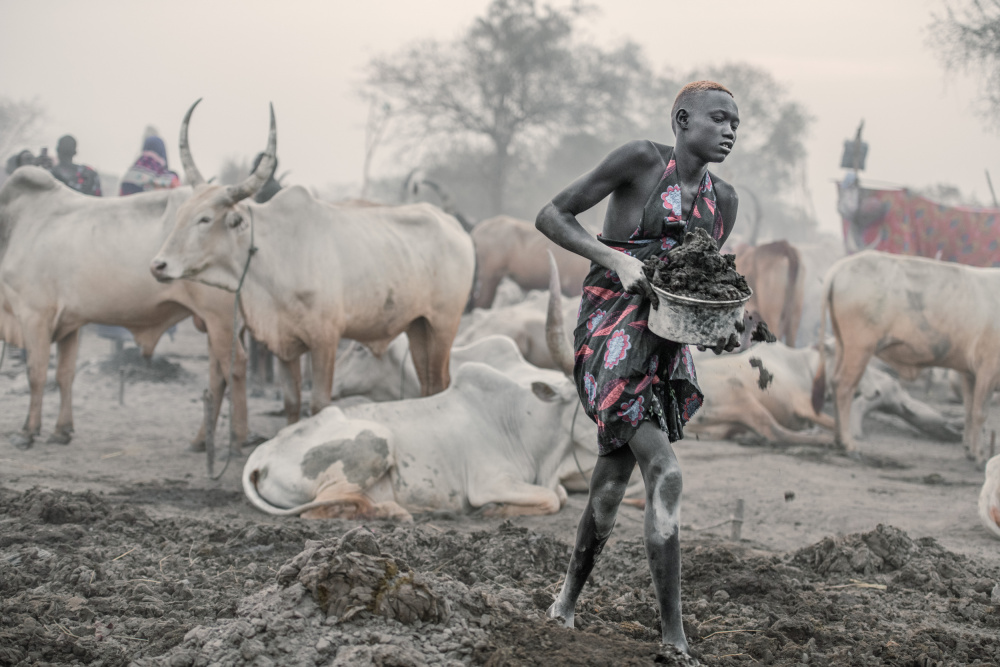 Mundari girl at work von Trevor Cole