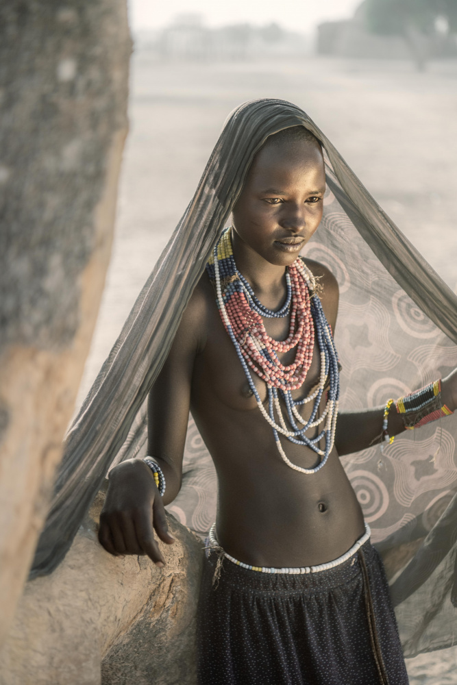 Beauty in a tribes girl von Trevor Cole