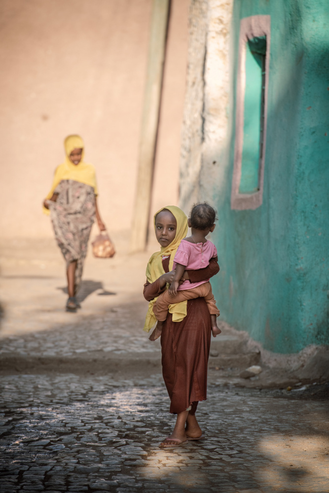 Harari street life von Trevor Cole