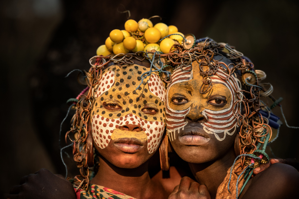 Suri adornment von Trevor Cole