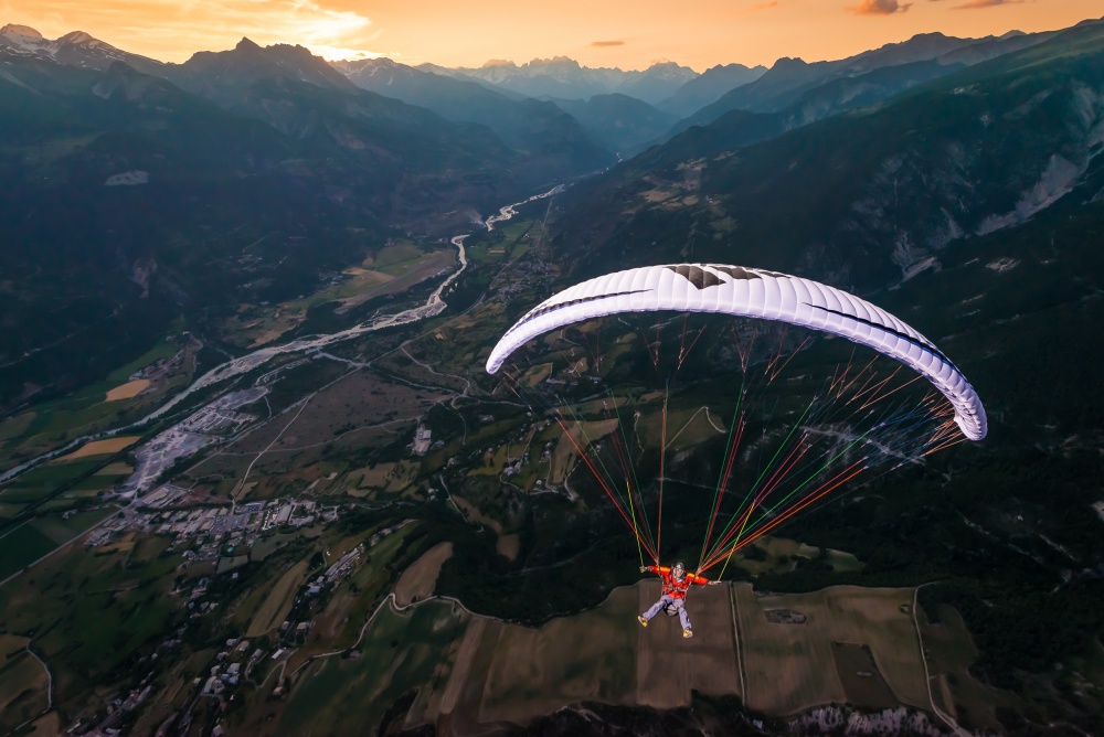 Sunset high flying with Jean-Baptiste Chandelier von Tristan Shu