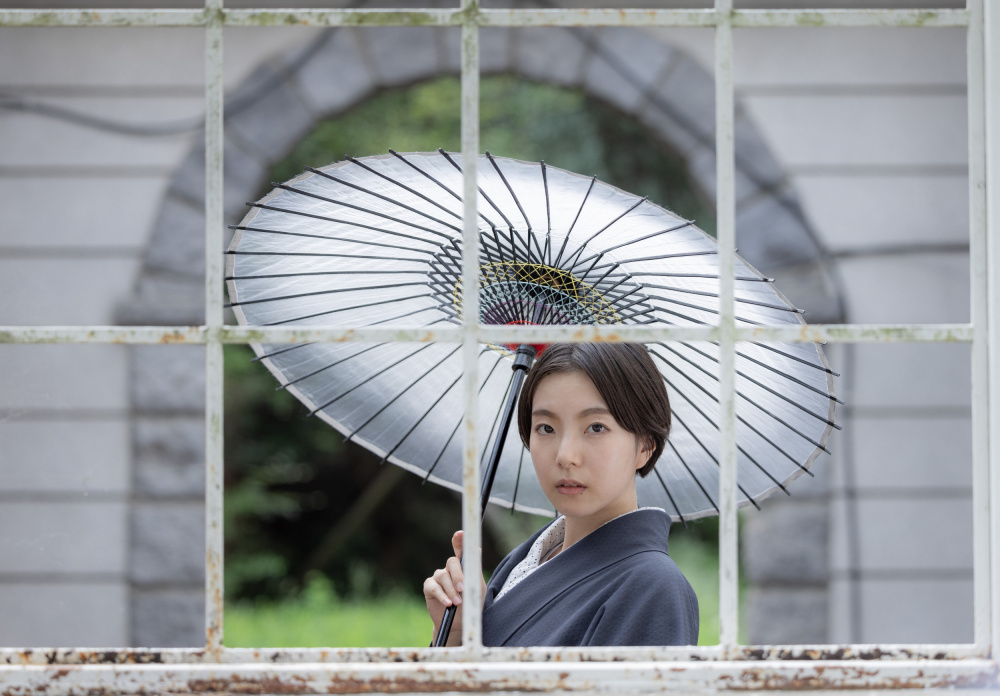 Japanese woman by the window von Tsutomu Sakamoto