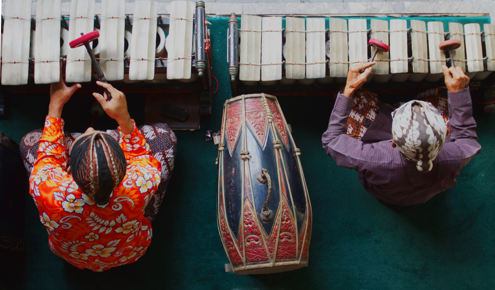 Gamelan Musicians von Ugur Erkmen