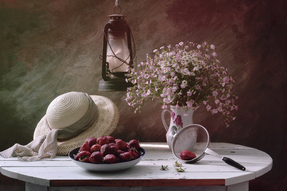 Still life with Hat and Strawberry von UstinaGreen