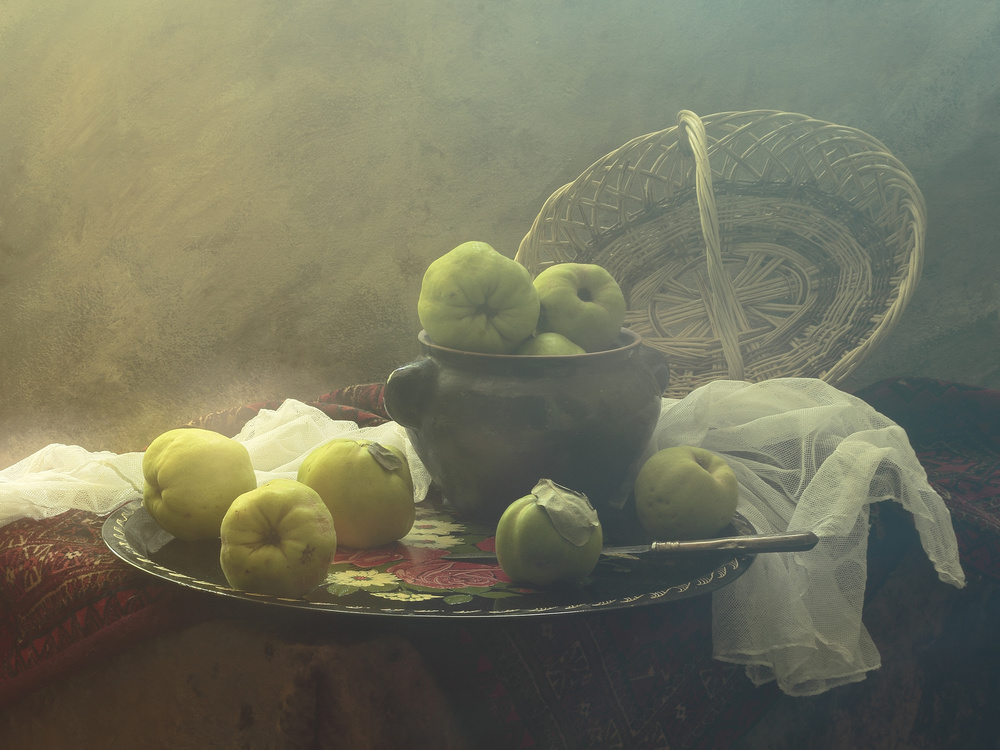 Still Life with Quince von UstinaGreen