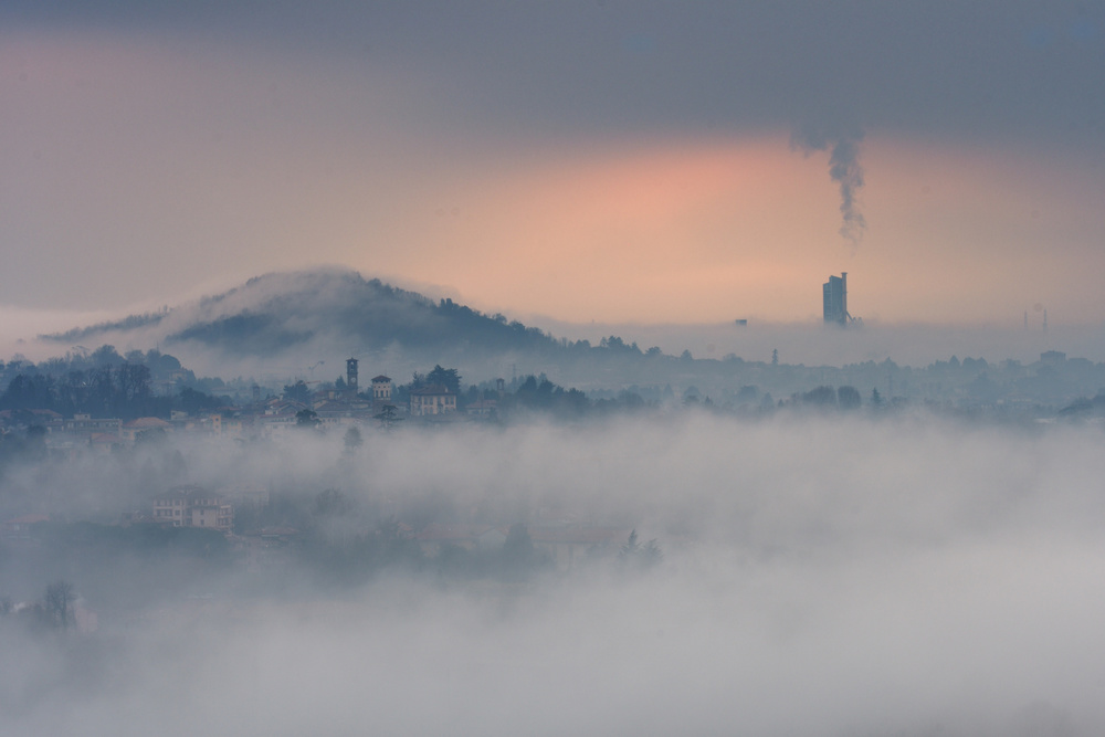 Between fog and reality von Valentino Alessandro