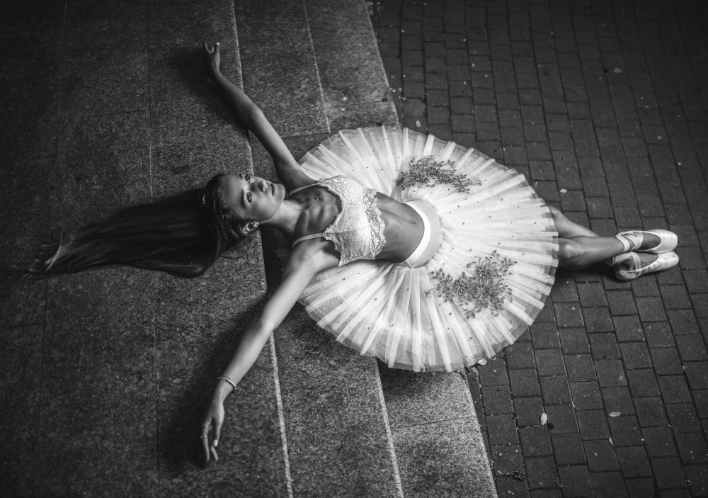 Ballerina lying on the stairs 2 BW von Vasil Nanev