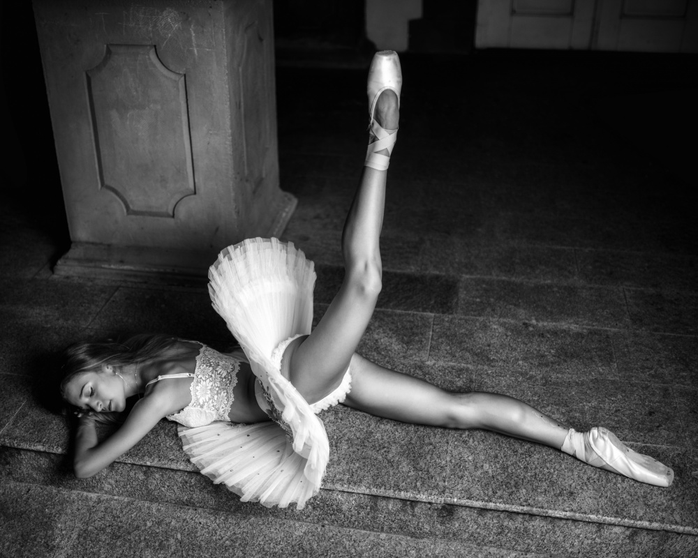 Ballerina lying on the stairs BW von Vasil Nanev