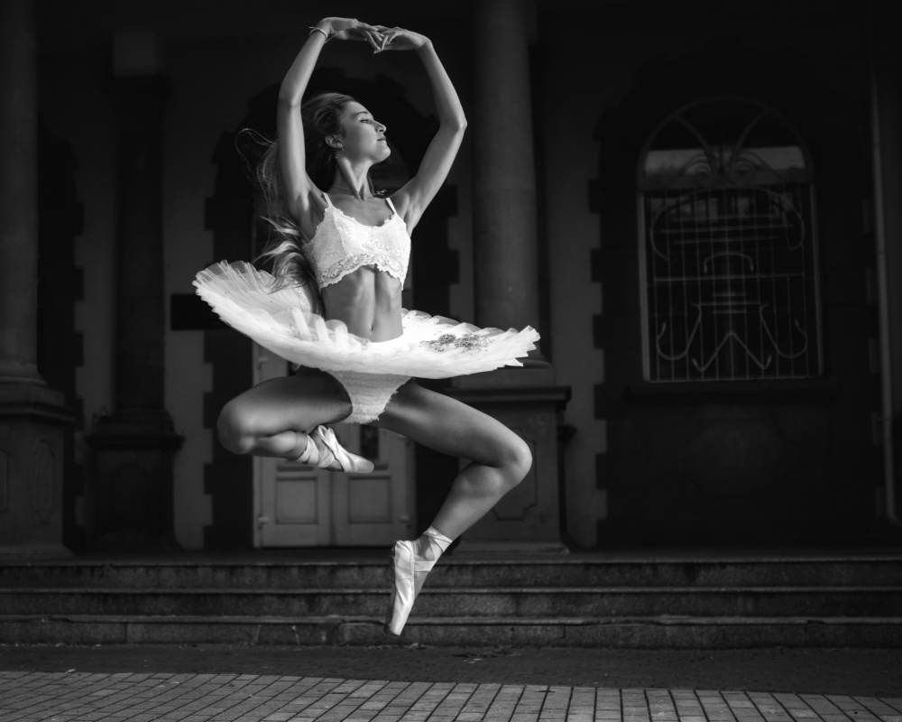 Ballerina is posing 6 BW von Vasil Nanev