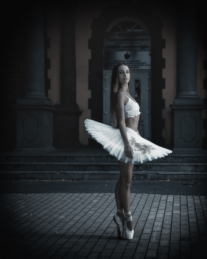 Ballerina Vintage II von Vasil Nanev